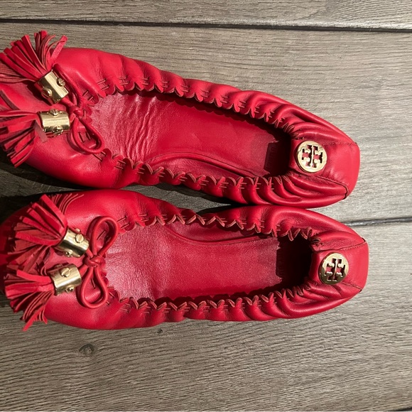 Tory Burch Red Leather Reese Tassel Scrunch Ballet Flats Size 38 - Picture 4 of 5